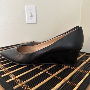 Super cute black wedge pumps!